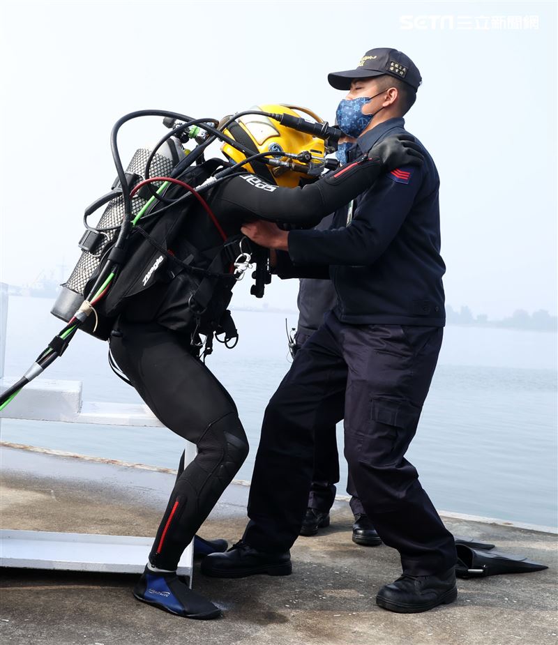 水下作業大隊人員實施防禦性布雷。（記者邱榮吉/攝影）