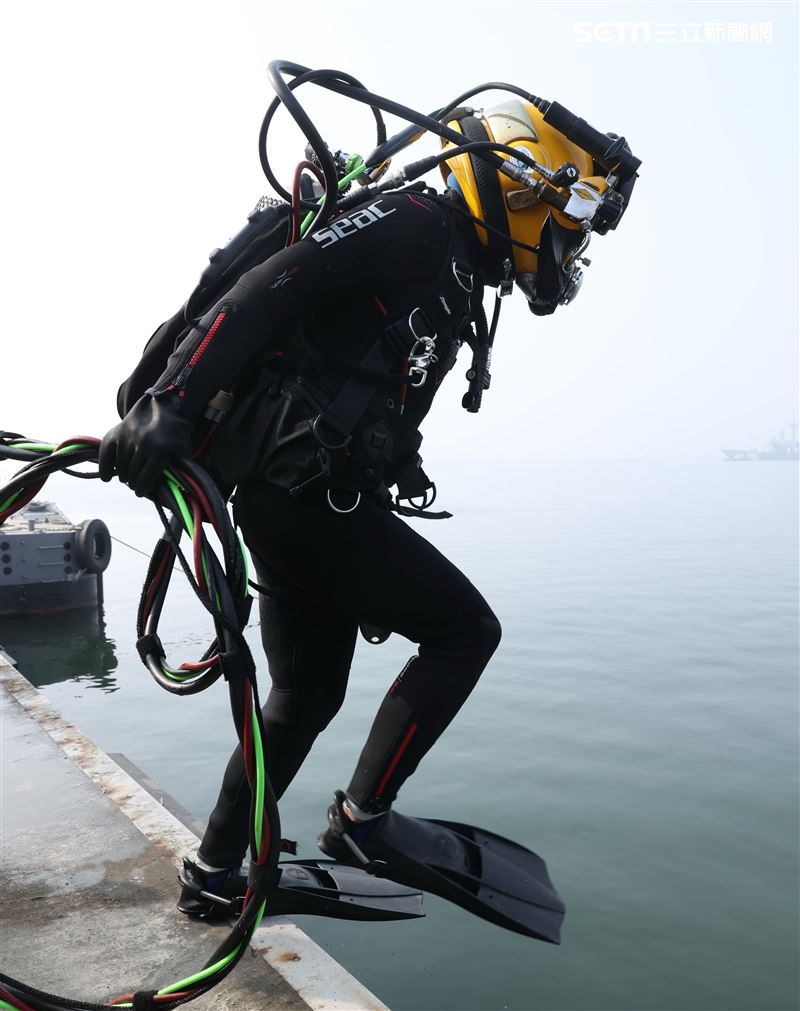 水下作業大隊人員實施防禦性布雷。（記者邱榮吉/攝影）