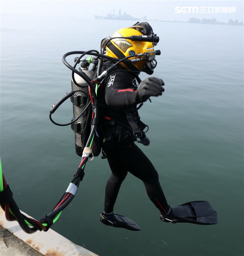 水下作業大隊人員實施防禦性布雷。（記者邱榮吉/攝影）