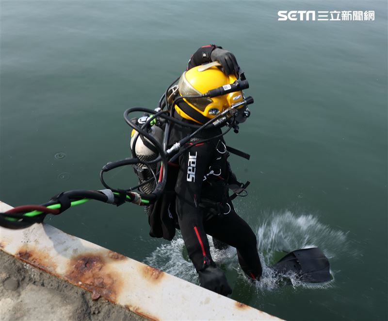 水下作業大隊人員實施防禦性布雷。（記者邱榮吉/攝影）