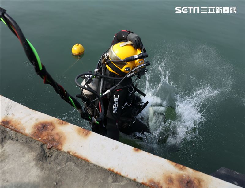 水下作業大隊人員實施防禦性布雷。（記者邱榮吉/攝影）