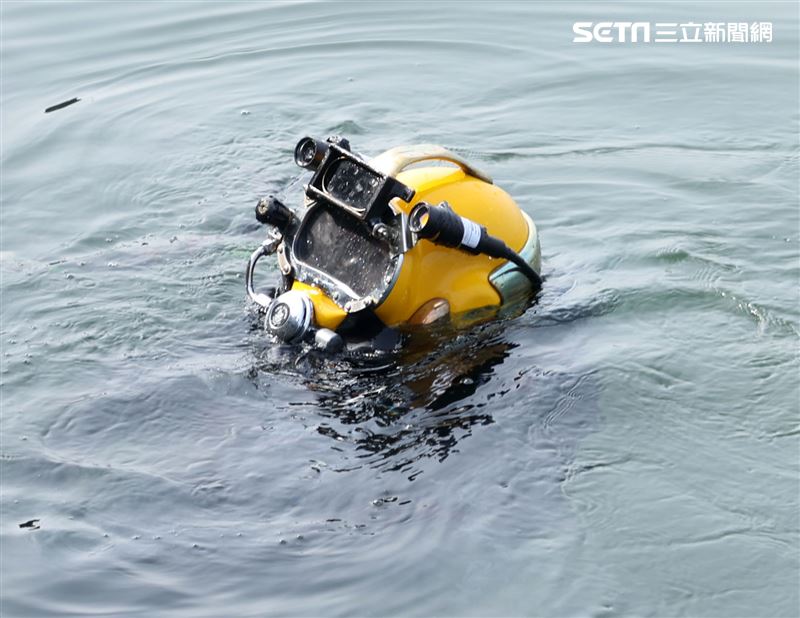 水下作業大隊人員實施防禦性布雷。（記者邱榮吉/攝影）