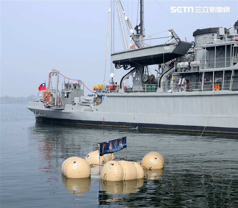 水下作業大隊人員實施防禦性布雷。（記者邱榮吉/攝影）