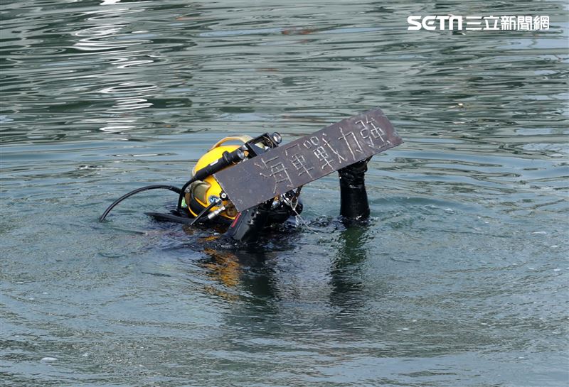 水下作業大隊人員實施防禦性布雷。（記者邱榮吉/攝影）