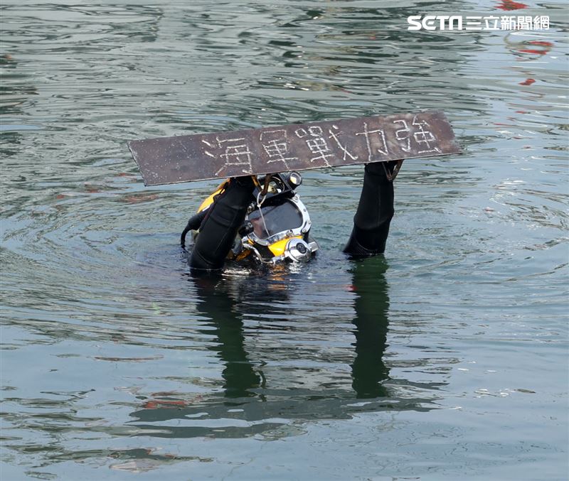 水下作業大隊人員實施防禦性布雷。（記者邱榮吉/攝影）