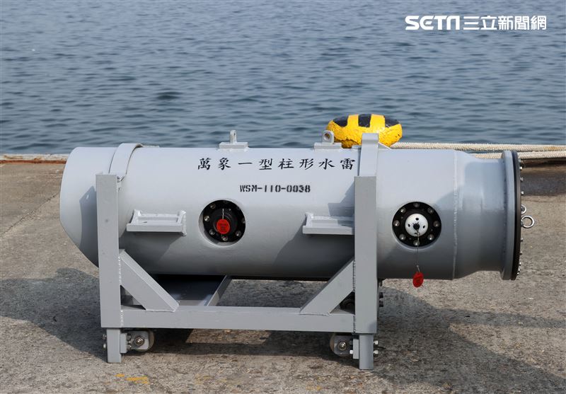 水下作業大隊人員實施防禦性布雷。（記者邱榮吉/攝影）