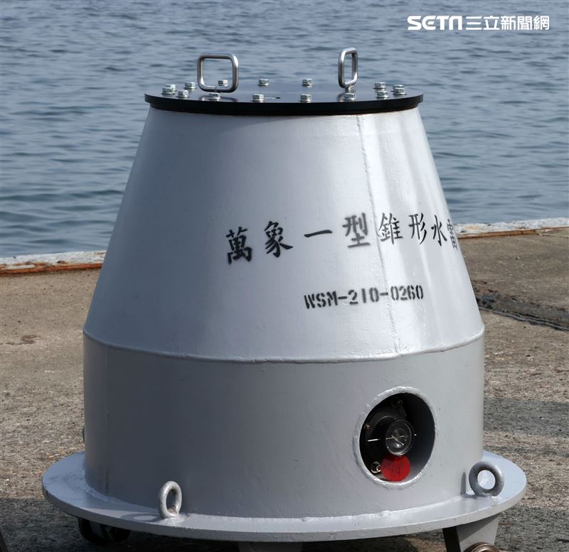 水下作業大隊人員實施防禦性布雷。（記者邱榮吉/攝影）