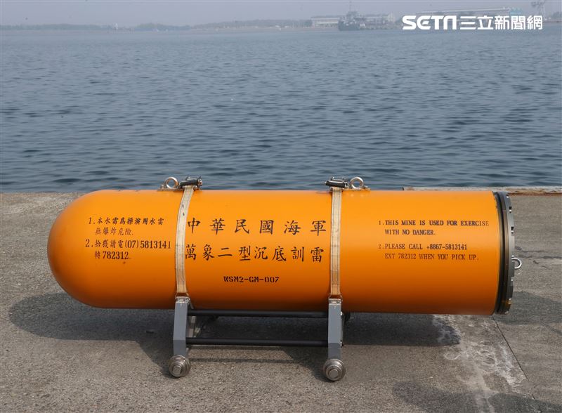 水下作業大隊人員實施防禦性布雷。（記者邱榮吉/攝影）