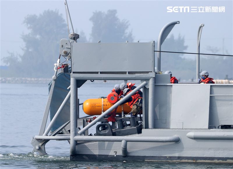 海軍春節加強戰備實施難船浮揚、防禦性布雷、水雷偵測、空中觀雷、水雷爆破及反特攻作戰等操演。（記者邱榮吉/攝影）