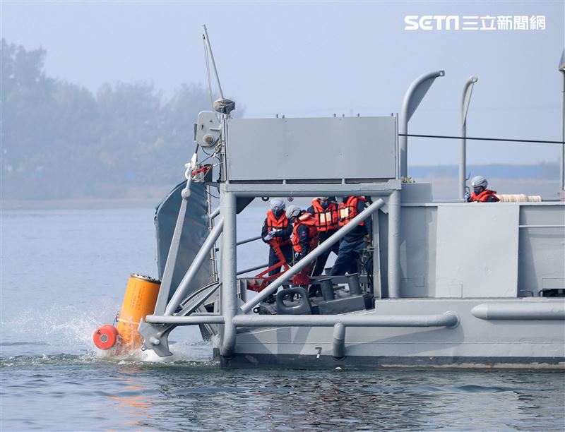 海軍春節加強戰備實施難船浮揚、防禦性布雷、水雷偵測、空中觀雷、水雷爆破及反特攻作戰等操演。（記者邱榮吉/攝影）
