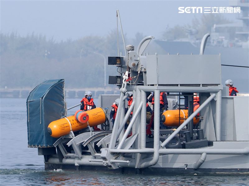 海軍春節加強戰備實施難船浮揚、防禦性布雷、水雷偵測、空中觀雷、水雷爆破及反特攻作戰等操演。（記者邱榮吉/攝影）