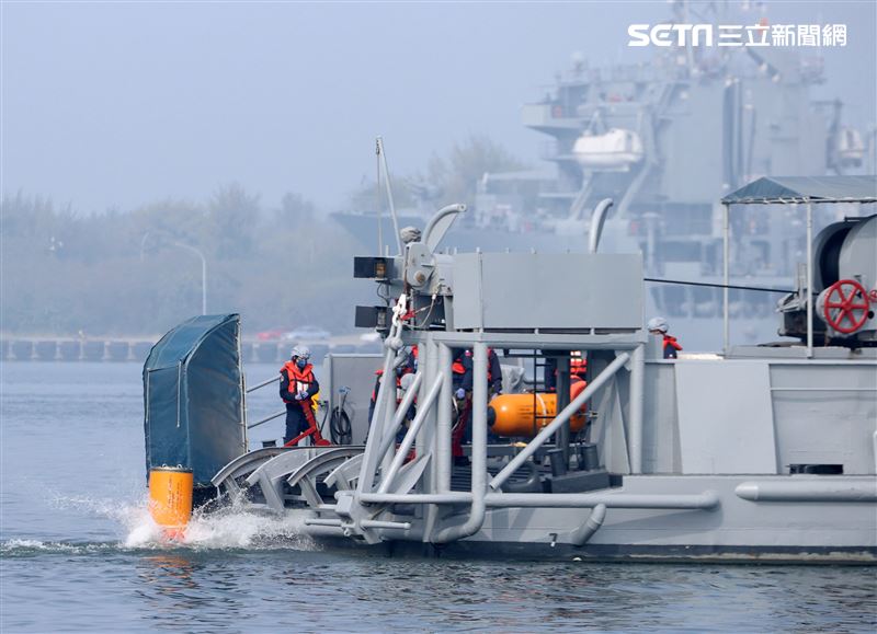 海軍春節加強戰備實施難船浮揚、防禦性布雷、水雷偵測、空中觀雷、水雷爆破及反特攻作戰等操演。（記者邱榮吉/攝影）