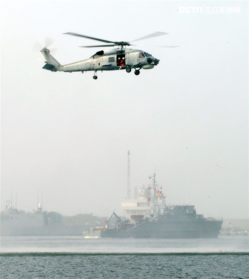海軍春節加強戰備實施難船浮揚、防禦性布雷、水雷偵測、空中觀雷、水雷爆破及反特攻作戰等操演。（記者邱榮吉/攝影）