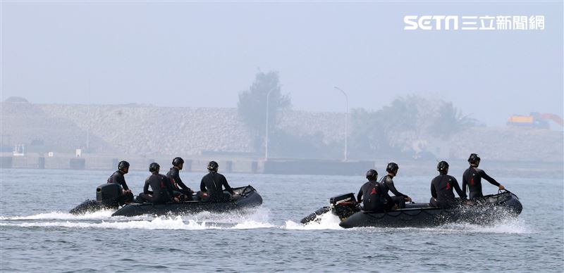 海軍春節加強戰備實施難船浮揚、防禦性布雷、水雷偵測、空中觀雷、水雷爆破及反特攻作戰等操演。（記者邱榮吉/攝影）