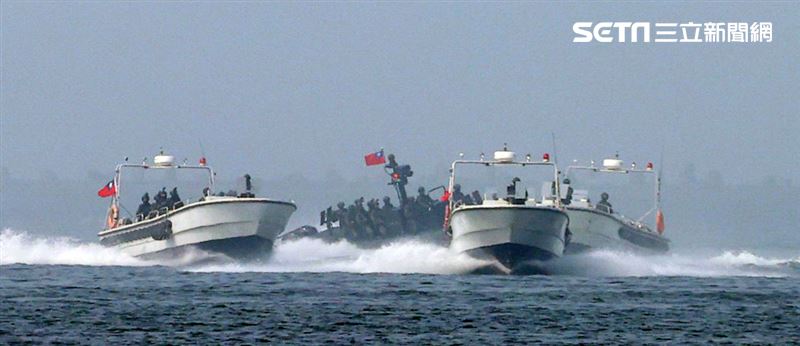 陸戰隊M96突擊艇及M109新式特種作戰突擊艇實施水域作戰。（記者邱榮吉/攝影）