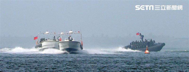 陸戰隊M96突擊艇及M109新式特種作戰突擊艇實施水域作戰。（記者邱榮吉/攝影）