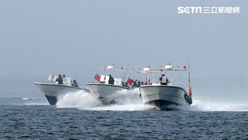 陸戰隊M96突擊艇及M109新式特種作戰突擊艇實施水域作戰。（記者邱榮吉/攝影）