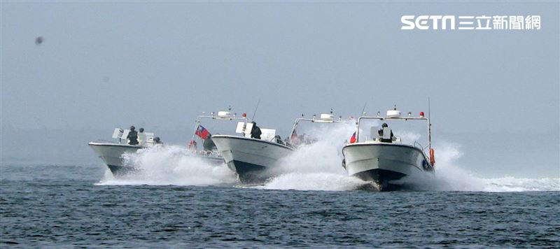 陸戰隊M96突擊艇及M109新式特種作戰突擊艇實施水域作戰。（記者邱榮吉/攝影）