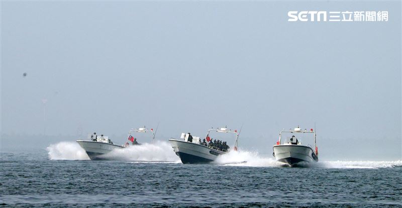 陸戰隊M96突擊艇及M109新式特種作戰突擊艇實施水域作戰。（記者邱榮吉/攝影）