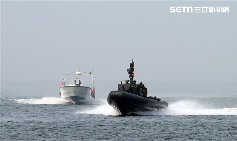 陸戰隊M96突擊艇及M109新式特種作戰突擊艇實施水域作戰。（記者邱榮吉/攝影）