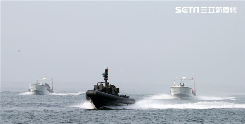 陸戰隊M96突擊艇及M109新式特種作戰突擊艇實施水域作戰。（記者邱榮吉/攝影）