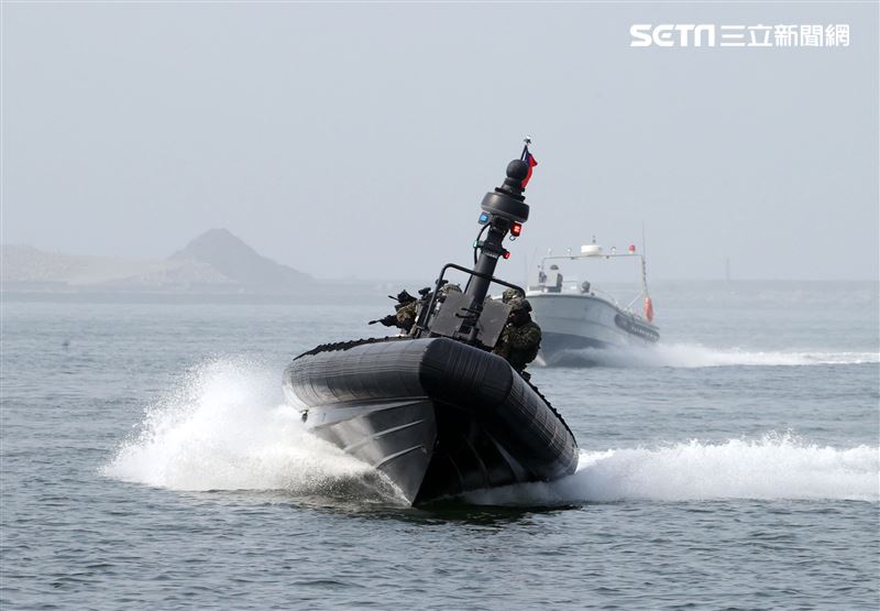 陸戰隊M96突擊艇及M109新式特種作戰突擊艇實施水域作戰。（記者邱榮吉/攝影）