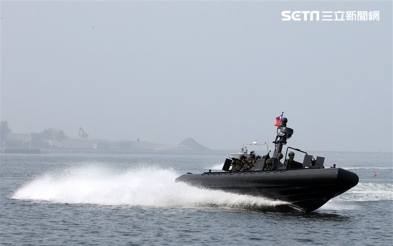 陸戰隊M96突擊艇及M109新式特種作戰突擊艇實施水域作戰。（記者邱榮吉/攝影）
