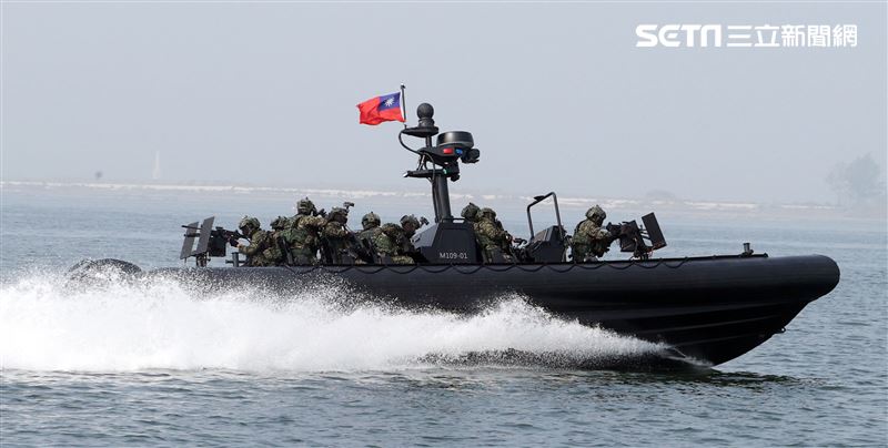 陸戰隊M96突擊艇及M109新式特種作戰突擊艇實施水域作戰。（記者邱榮吉/攝影）
