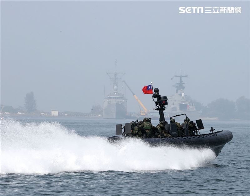 陸戰隊M96突擊艇及M109新式特種作戰突擊艇實施水域作戰。（記者邱榮吉/攝影）