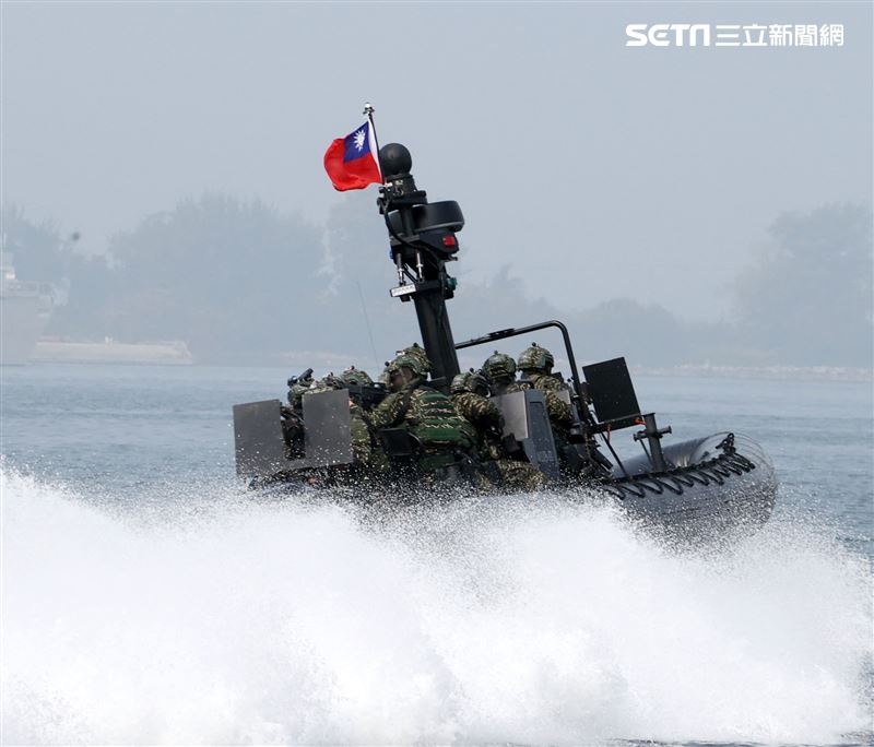 陸戰隊M96突擊艇及M109新式特種作戰突擊艇實施水域作戰。（記者邱榮吉/攝影）