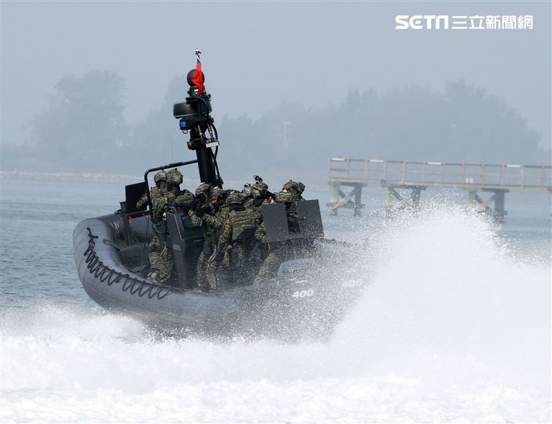 陸戰隊M96突擊艇及M109新式特種作戰突擊艇實施水域作戰。（記者邱榮吉/攝影）