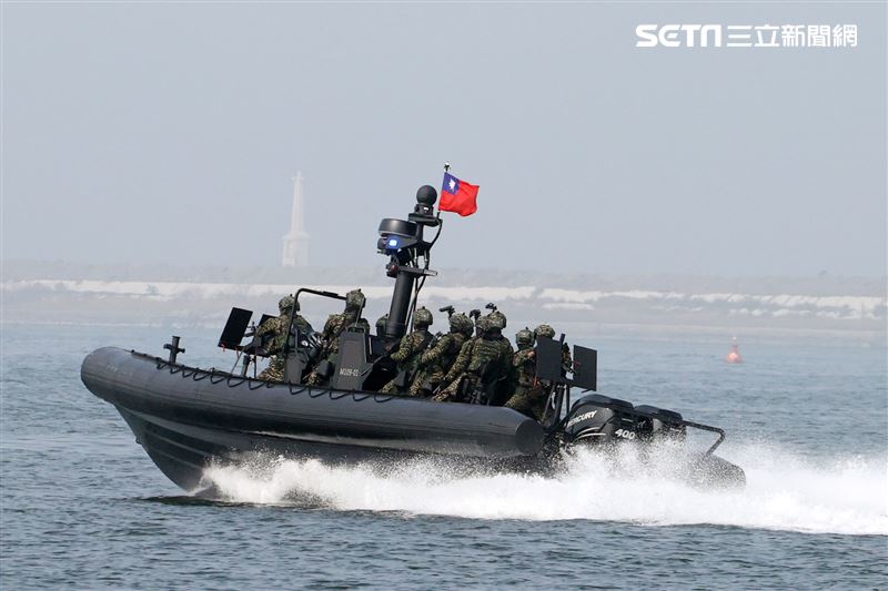 陸戰隊M96突擊艇及M109新式特種作戰突擊艇實施水域作戰。（記者邱榮吉/攝影）