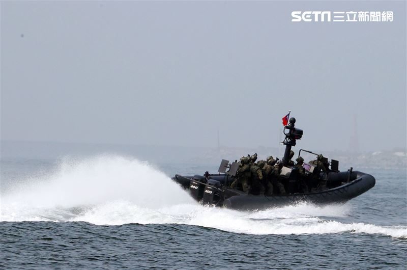 陸戰隊M96突擊艇及M109新式特種作戰突擊艇實施水域作戰。（記者邱榮吉/攝影）