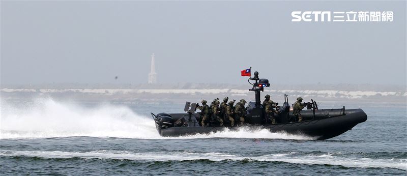 陸戰隊M96突擊艇及M109新式特種作戰突擊艇實施水域作戰。（記者邱榮吉/攝影）