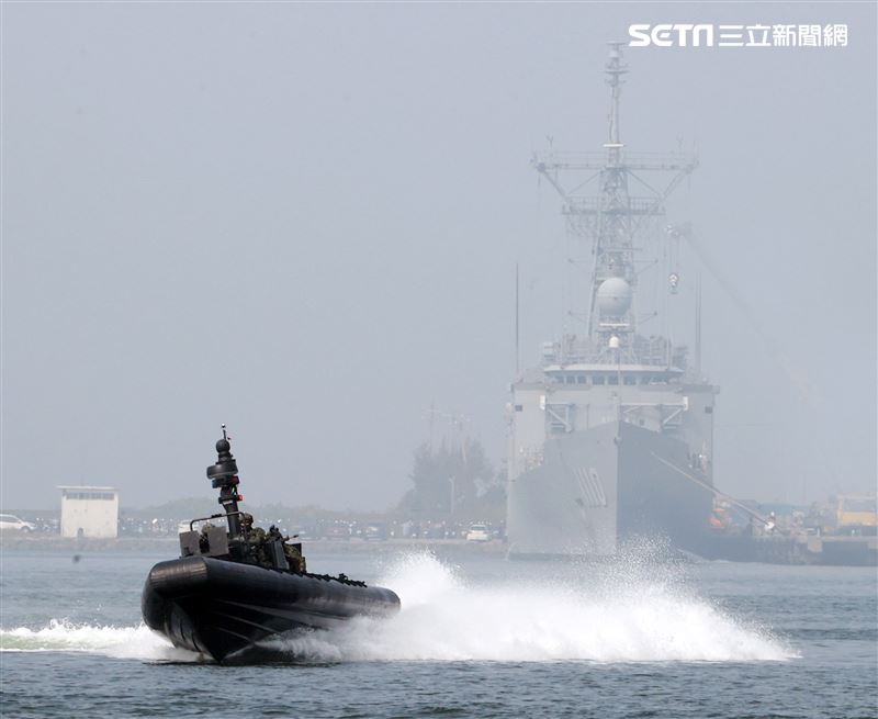 陸戰隊M96突擊艇及M109新式特種作戰突擊艇實施水域作戰。（記者邱榮吉/攝影）