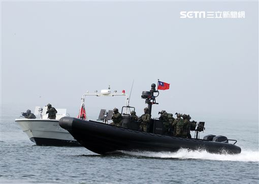 陸戰隊M96突擊艇及M109新式特種作戰突擊艇實施水域作戰。（記者邱榮吉/攝影）