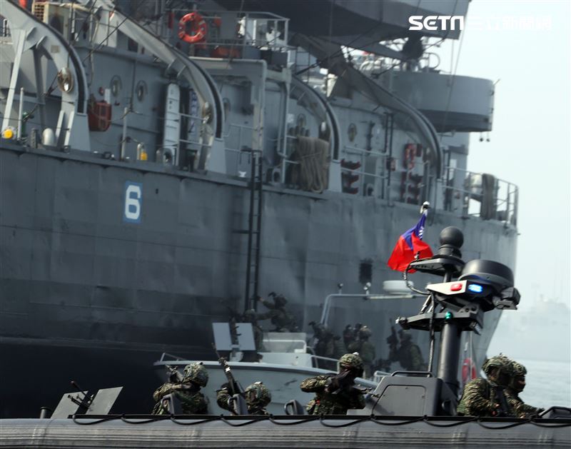 陸戰隊M96突擊艇及M109新式特種作戰突擊艇實施水域作戰。（記者邱榮吉/攝影）