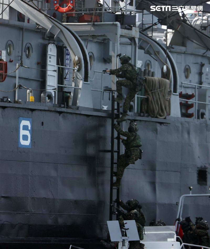 陸戰隊M96突擊艇及M109新式特種作戰突擊艇實施水域作戰。（記者邱榮吉/攝影）