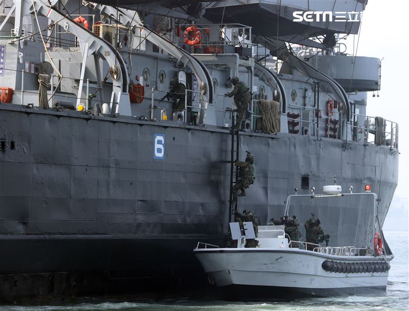 陸戰隊M96突擊艇及M109新式特種作戰突擊艇實施水域作戰。（記者邱榮吉/攝影）