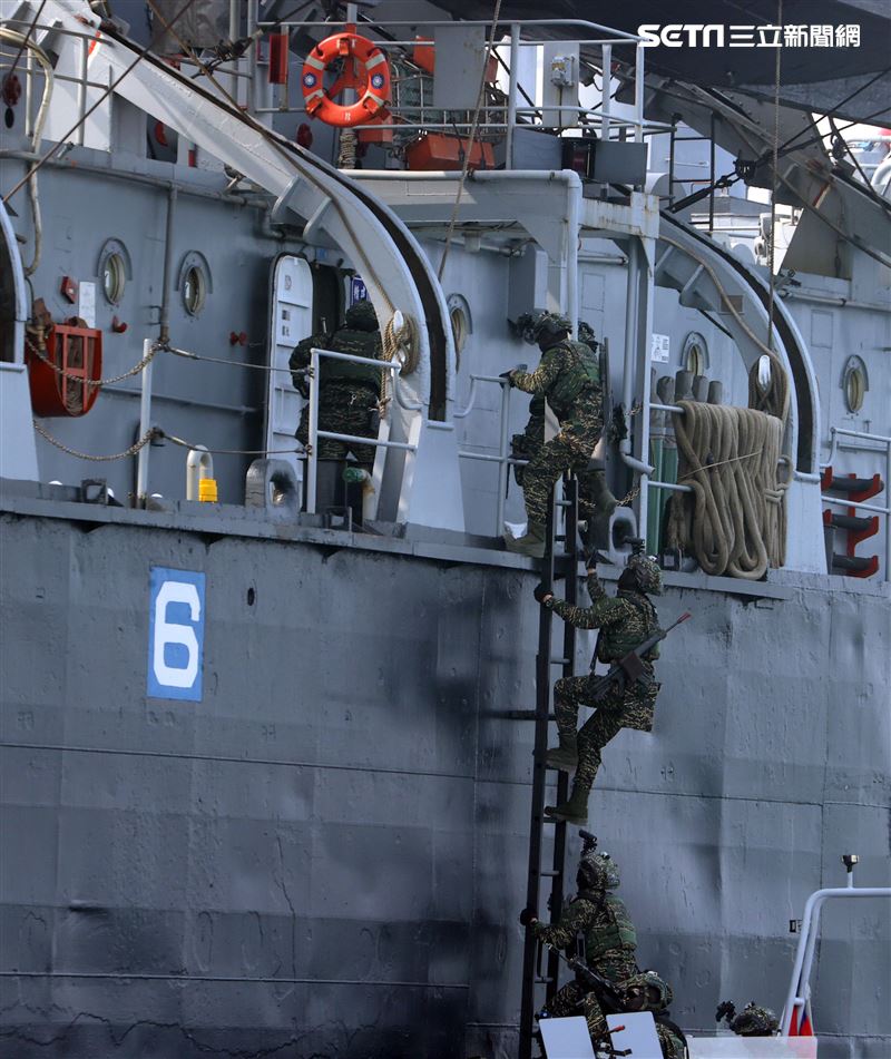 陸戰隊M96突擊艇及M109新式特種作戰突擊艇實施水域作戰。（記者邱榮吉/攝影）