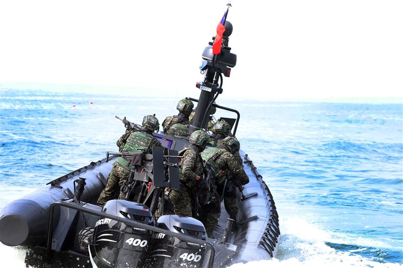 陸戰隊M96突擊艇及M109新式特種作戰突擊艇實施水域作戰。（記者邱榮吉/攝影）