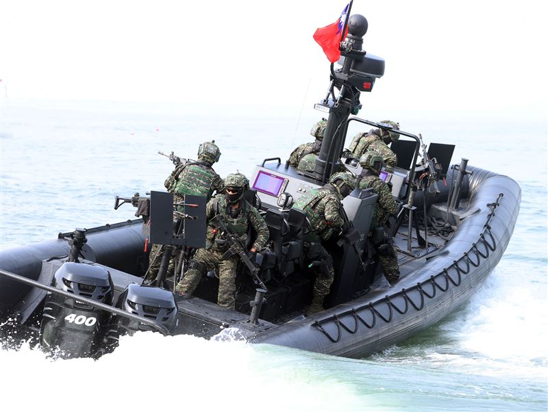 陸戰隊M96突擊艇及M109新式特種作戰突擊艇實施水域作戰。（記者邱榮吉/攝影）