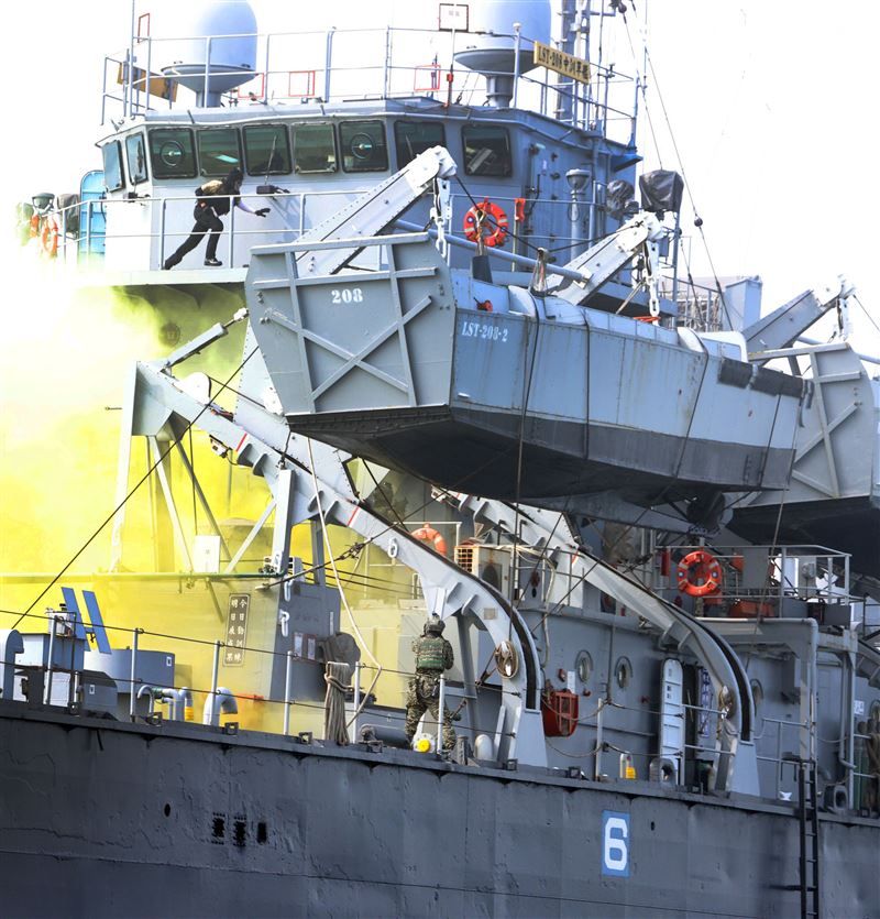 陸戰隊M96突擊艇及M109新式特種作戰突擊艇實施水域作戰。（記者邱榮吉/攝影）