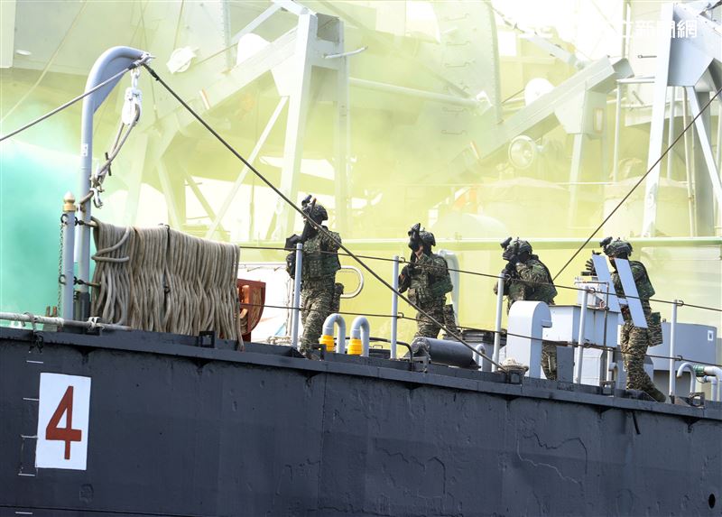 陸戰隊M96突擊艇及M109新式特種作戰突擊艇實施水域作戰。（記者邱榮吉/攝影）