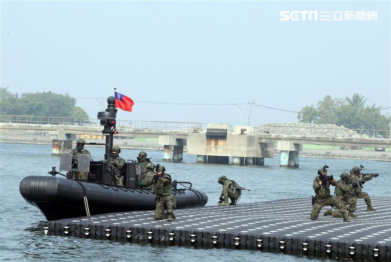 陸戰隊M96突擊艇及M109新式特種作戰突擊艇實施水域作戰。（記者邱榮吉/攝影）