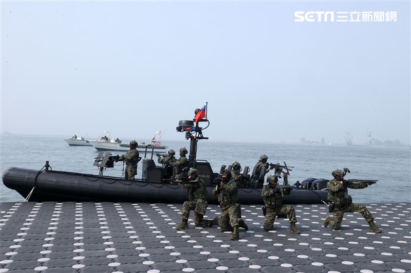 陸戰隊M96突擊艇及M109新式特種作戰突擊艇實施水域作戰。（記者邱榮吉/攝影）