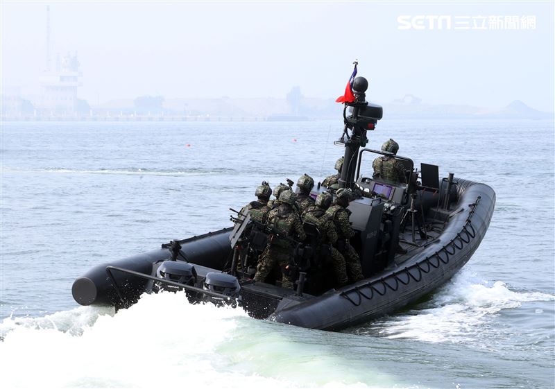 陸戰隊M96突擊艇及M109新式特種作戰突擊艇實施水域作戰。（記者邱榮吉/攝影）