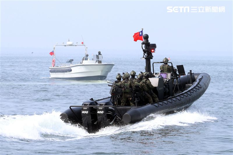 陸戰隊M96突擊艇及M109新式特種作戰突擊艇實施水域作戰。（記者邱榮吉/攝影）