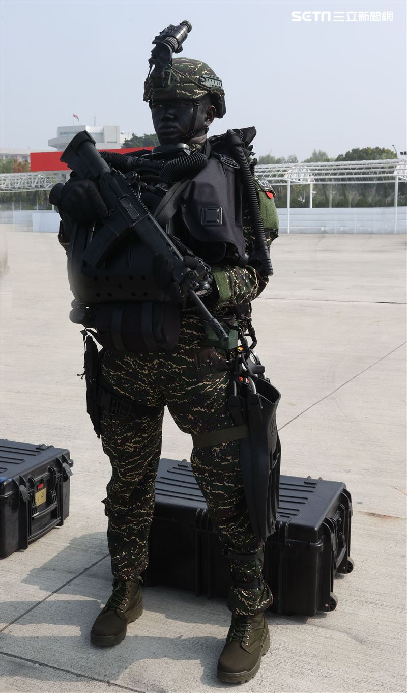 陸戰隊M96突擊艇及M109新式特種作戰突擊艇實施水域作戰。（記者邱榮吉/攝影）