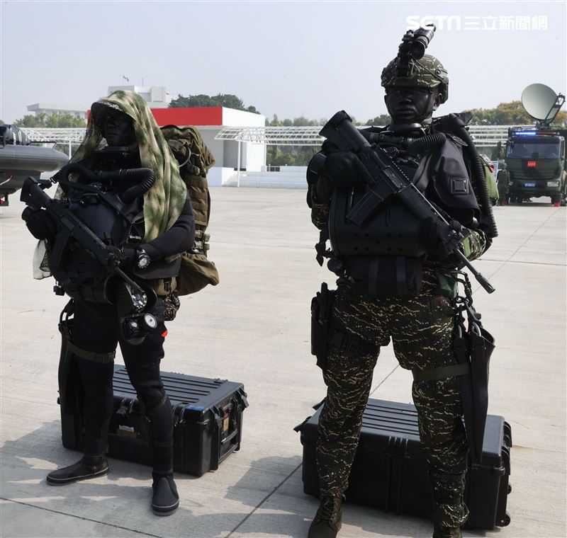 陸戰隊M96突擊艇及M109新式特種作戰突擊艇實施水域作戰。（記者邱榮吉/攝影）